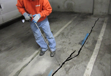 Как устранить трещины в бетоне?