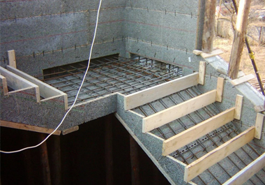 Заливка ступеней бетонной смесью