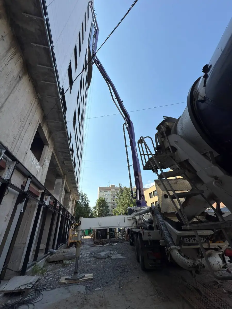 Автобетононасос и миксер на городском объекте