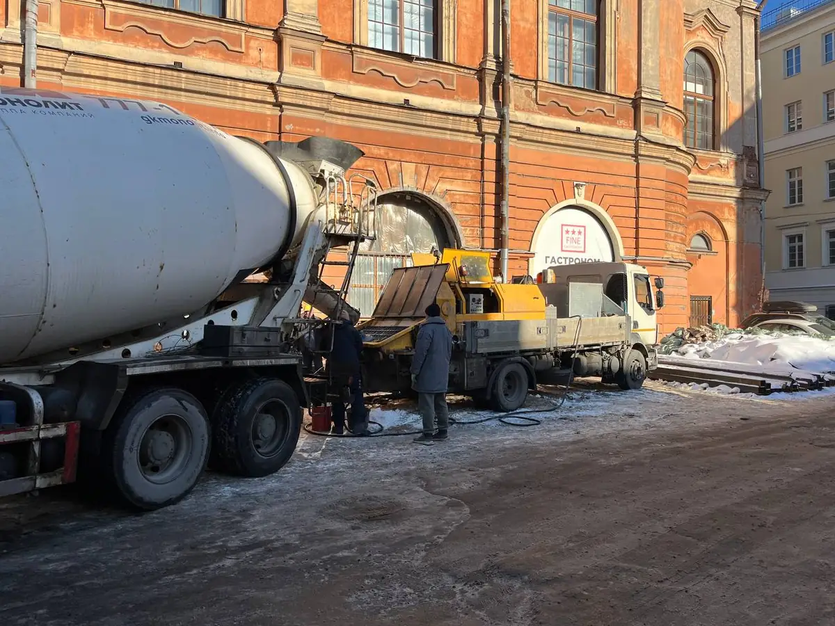 Автобетоносмесители у здания в центре города