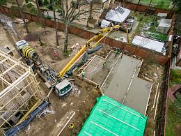 Подача бетона для создания плиточного фундамента (вид сверху)