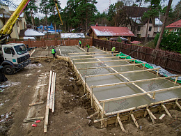 Подача бетона для создания плиточного фундамента